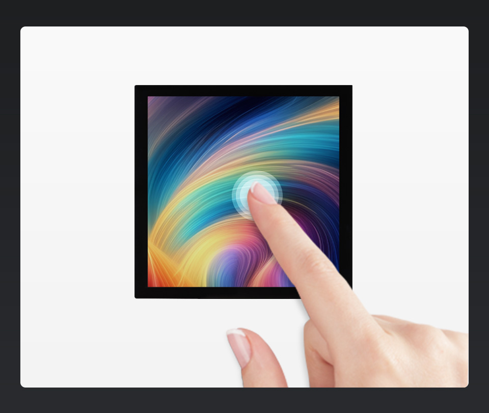用一根手指触摸 4 英寸 IPS 电容触摸 LCD 屏幕，展示触摸效果
