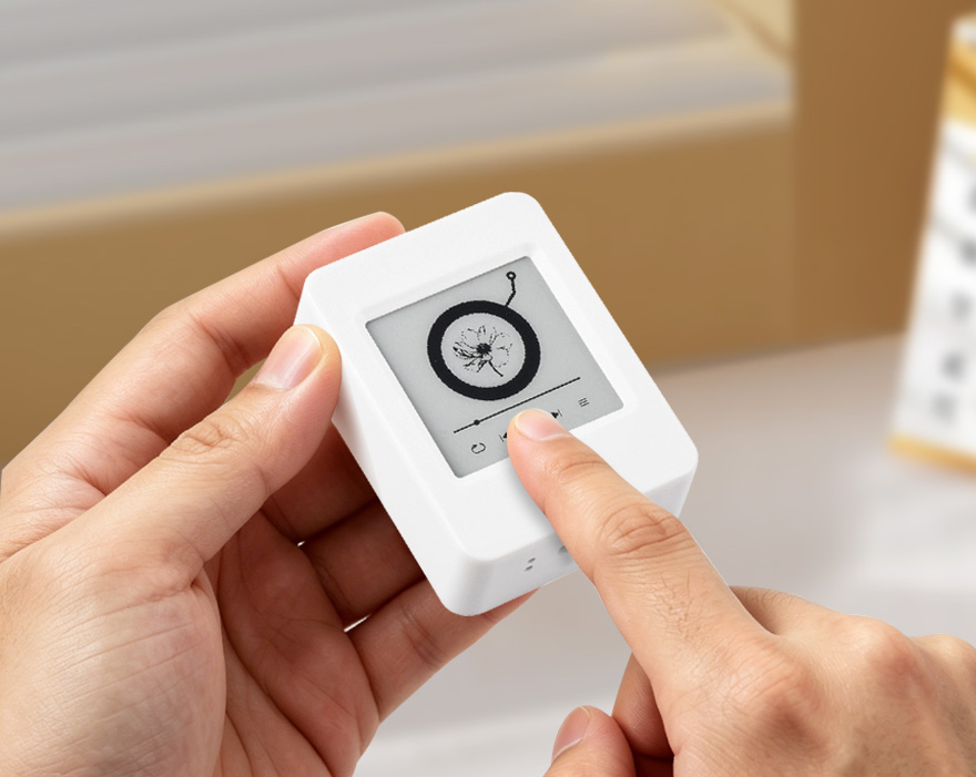 ESP32-S3 1.54 英寸墨水屏 AIoT 开发板小巧面板，触摸更多可能