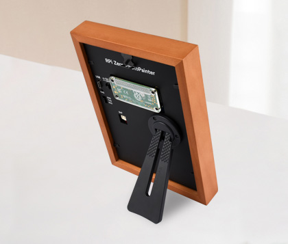 7.3 英寸彩色墨水屏电子，竖放展示