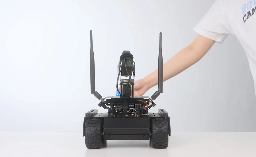 UGV Rover PT AI 机器人，六轮四驱开源移动机器人识别，追踪，锁定演示