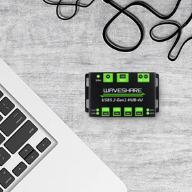 USB3.2集线器,一拖四口USB扩展器在笔记本电脑旁边的俯视图