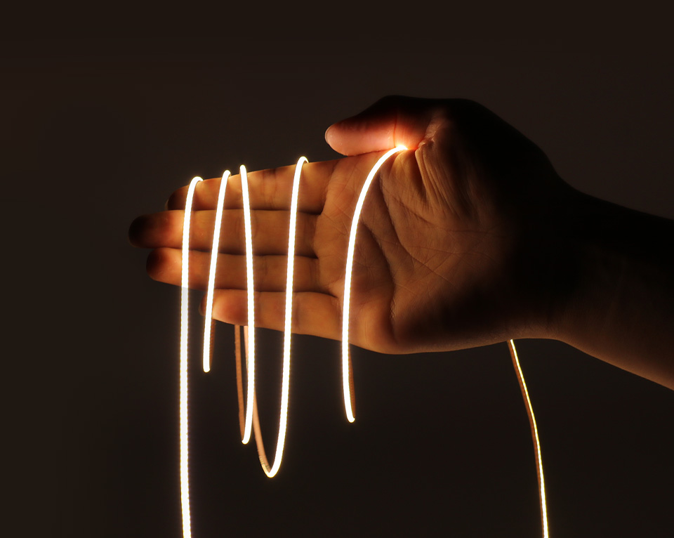 单色 COB 柔光灯带 柔韧可弯折特性展示