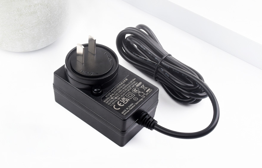 桌面上的树莓派5适用的中规27W USB Type-C电源插头，线长1.2米，绕线完整