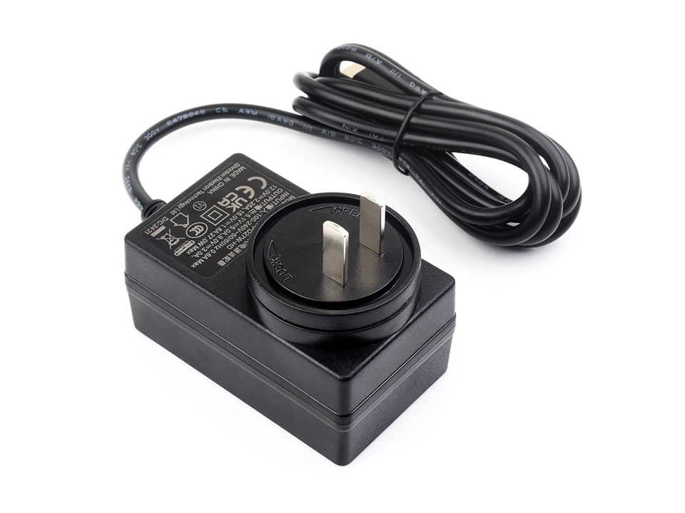 桌面上的树莓派5适用的中规27W USB Type-C电源插头，线长1.2米，绕线完整