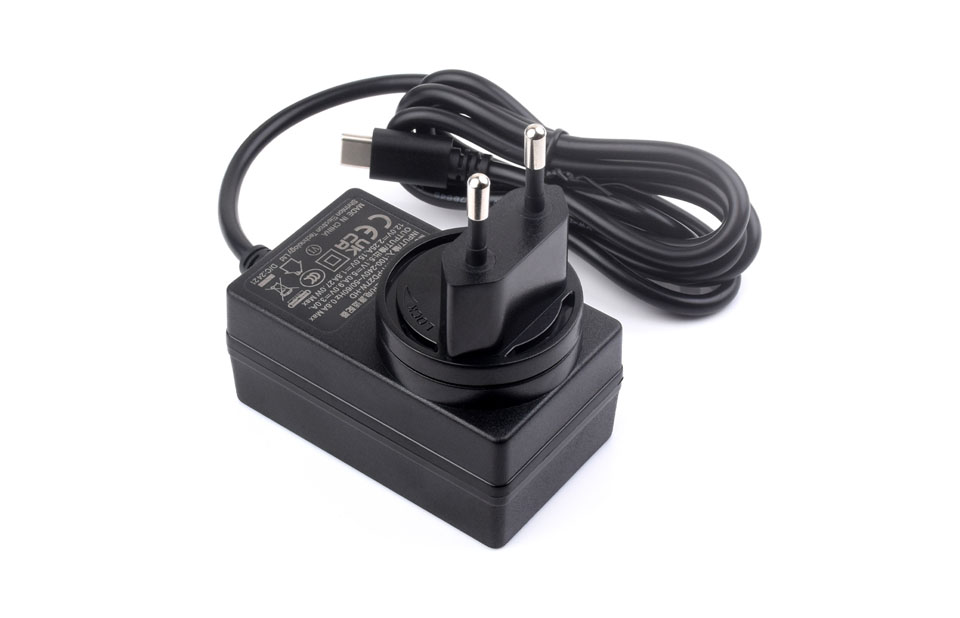 桌面上的树莓派5适用的欧规27W USB Type-C电源插头，线长1.2米，绕线完整