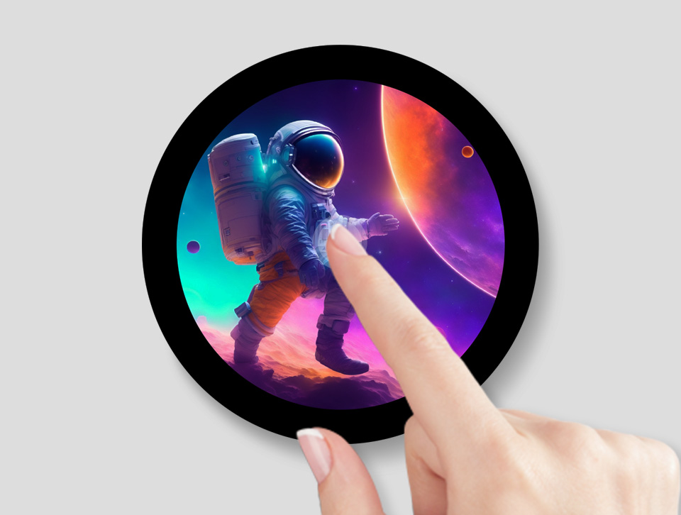 手指触摸 ESP32-S3 4 英寸电容触控屏开发板的屏幕，界面显示LVGL GUI开发出来的场景