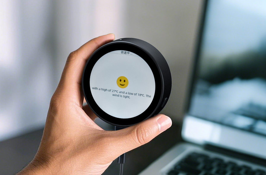 手指触摸 ESP32-S3 4 英寸电容触控屏开发板的屏幕，界面显示LVGL GUI开发出来的场景