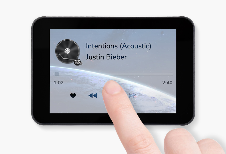 三个ESP32-S3 2.8 英寸电容触控屏开发板并列，并展示不同视角及IPS屏幕软件